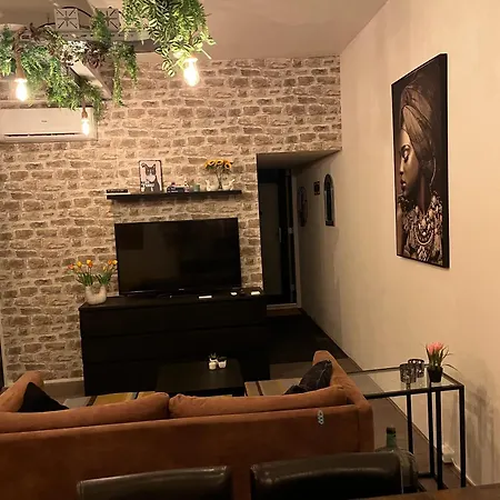 The No Windows 20 Minutes By Bus To Downtown Amsterdam דירה *