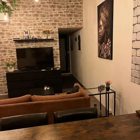 The No Windows 20 Minutes By Bus To Downtown Amsterdam פורמרנד