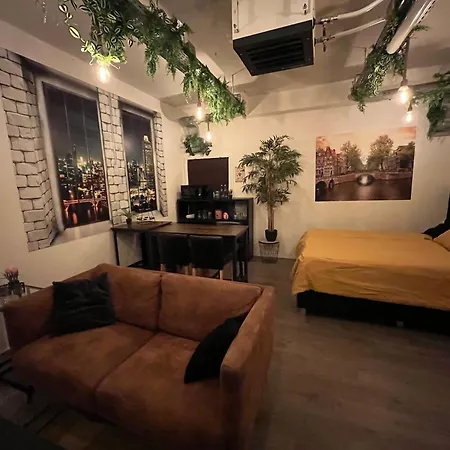 The No Windows 20 Minutes By Bus To Downtown Amsterdam * פורמרנד