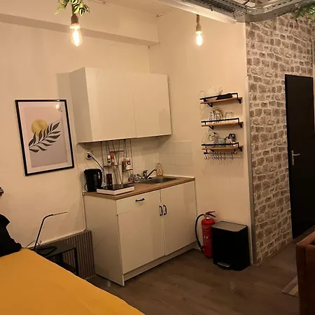 The No Windows 20 Minutes By Bus To Downtown Amsterdam Lejlighed