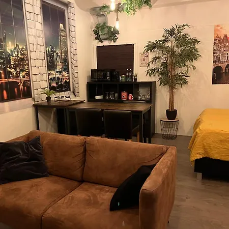 The No Windows 20 Minutes By Bus To Downtown Amsterdam Lejlighed *