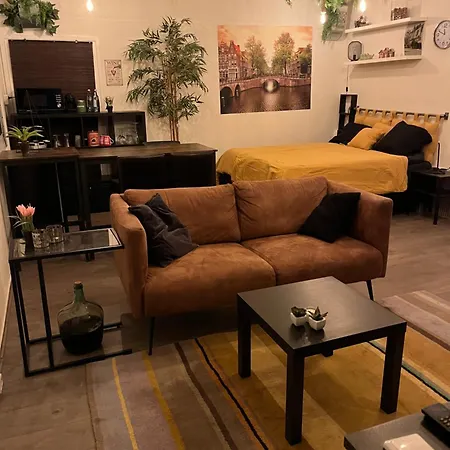 The No Windows 20 Minutes By Bus To Downtown Amsterdam Lejlighed